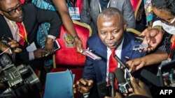 Vital Kamerhe, mokambi ya UNC, azali koyanola bapanzi sango, Kinshasa, 1er septembre 2016.