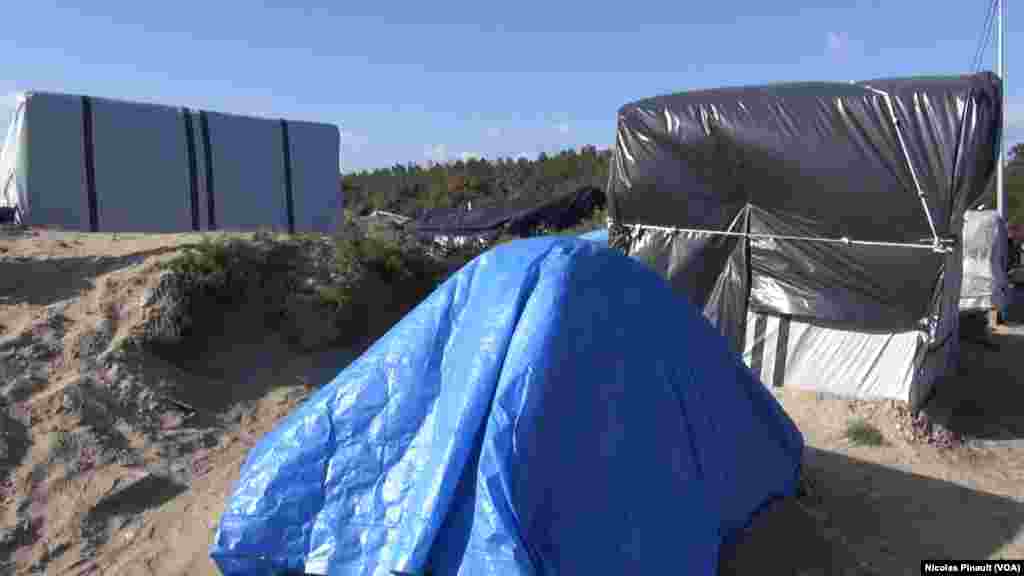 Wannan tantin a cikin sansanin yan gudun hijira ne wanda&nbsp; yake wajen birnin Calais a&nbsp; arewacin Faransa&nbsp; 10/13/15