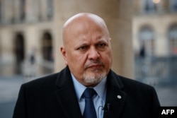 Jaksa Pengadilan Kriminal Internasional Karim Khan di Cour d'Honneur Palais Royal di Paris pada 7 Februari 2024. (Foto: AFP)