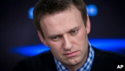 ARHIVA - Ruski opozicionar Aleksej Navalni sluša pitanja tokom radijskog intervjua, 8. aprila 2013. (Foto: AP/Alexander Zemlianichenko)