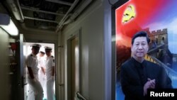 驻香港海军基地的中国海军士兵站在一艘挂有习近平画像的军舰内。（2016年7月1日）