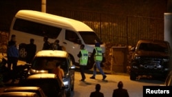 马来西亚武装警察搜查前总理纳吉布在吉隆坡的住所。（2018年5月16日）