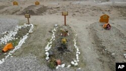 Sveže humke u koje su sahranjeni migranti koji su pokušali da pređu Engleski kanal (Lamanš), na groblju u Kaleu, Francuska, 25. novembra 2021.