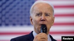 Presiden AS Joe Biden menyampaikan sambutan tentang prioritas ekonominya di pusat pelatihan Persatuan Buruh Internasional Amerika Utara (LiUNA) di DeForest, Wisconsin, AS, 8 Februari 2023. (Foto: REUTERS/Jonathan Ernst)