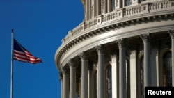 Bendera Amerika berkibar di luar kubah Capitol AS di Washington, AS, 15 Januari 2020. (Foto: REUTERS/Tom Brenner)