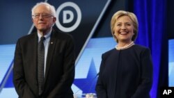 Kandidat Capres partai Demokrat, Senator Bernie Sanders (kiri) dan mantan Menlu Hillary Clinton dalam acara debat di Miami, Florida, Rabu (9/3).