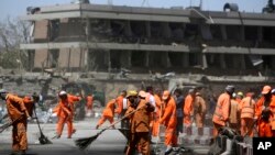 កម្មករ​ធ្វើ​ការ​បោស​សម្អាត​ផ្លូវ​មួយ​នៅ​ពី​មុខ​ស្ថានទូត​អាល្លឺម៉ង់​ បន្ទាប់​ពី​ការ​វាយប្រហារ​ដោយ​គ្រាប់​បែក​មួយ​នៅ​ក្នុង​ក្រុង​កាប៊ុល ប្រទេស​អាហ្វហ្គានីស្ថាន កាលពី​ថ្ងៃទី៣១ ខែឧសភា ឆ្នាំ២០១៧។