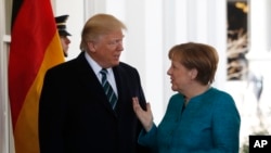 美国总统川普和德国总理默克尔在白宫西翼外（2017年3月17日）