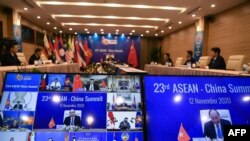 Perdana Menteri Vietnam Nguyen Xuan Phuc berpidato di depan rekan-rekannya di KTT ASEAN-China dari Perserikatan Bangsa-Bangsa Asia Tenggara (ASEAN), yang diadakan secara online karena pandemi virus corona, di Hanoi pada 12 November 2020. (Foto: AFP/Nhac NGUYEN)