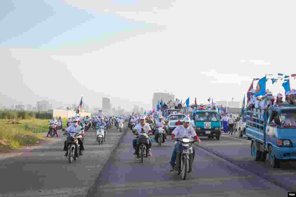 ទិដ្ឋភាពការដង្ហែក្បួនឃោសនាបោះឆ្នោតថ្ងៃចុងក្រោយរបស់គណបក្សប្រជាជន កាលពីព្រឹកថ្ងៃទី០២ ខែមិថុនា ២០១៧ (ខាន់ សុគុំមនោ/VOA)