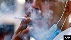 Seorang pria Yordania merokok di ibu kota Amman, pada 17 Maret 2021. (Foto: AFP)