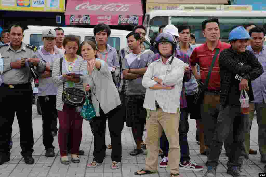 ប្រជា​ពលរដ្ឋ​ម្ចាស់ឆ្នោត​ រង់ចាំ​តាមដាន​លទ្ធផល​នៃ​ការ​បោះឆ្នោត​ក្រុមប្រឹក្សា​ឃុំ-សង្កាត់​​អណត្តិទី៤​ នៅរាជធានី​ភ្នំពេញ​ នៅ​ថ្ងៃ​ទី៤​ ខែមិថុនា​ ឆ្នាំ២០១៧។​ (អូន​ ឆេង​ប៉រ/VOA)