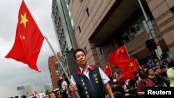 中華統一促進黨2016年5月18日在台北街頭揮舞五星紅旗(资料照）