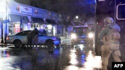 Pripadnici Tajne službe kod automobila koji je udario u vozilo u Bajdenovoj pratnji (Foto: AFP/Andrew Caballero-Reynolds)