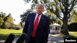 Predsednik SAD razgovara sa novinarima pred polazak na put u Ohajo u sklopu kampanje, na Južnom travnjaku Bele kuće (Foto: Reuters)