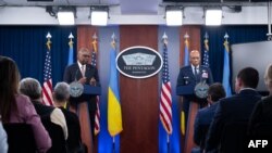 Menteri Pertahanan AS Lloyd Austin (kiri) dan Ketua Kepala Staf Gabungan Jenderal Charles Brown, menggelar konferensi pers usai pertemuan Kelompok Kontak Pertahanan Ukraina di Pentagon, Washington, DC, Jumat, 26 April 2024. (Foto: Saul Loeb/AFP)