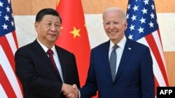 Presiden AS Joe Biden (kanan) dan Presiden China Xi Jinping (kiri) berjabat tangan saat bertemu di sela-sela KTT G20 di Nusa Dua, Bali, 14 November 2022.
