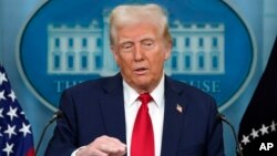 Predsednik Donald Tramp govori u sali za brifinge Džejms Bredi u Beloj kući, u četvrtak, 30. januara 2025. godine, u Vašingtonu. (AP Foto/Alek Brandon)