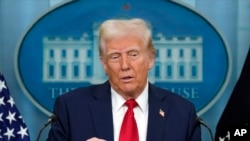 Shugaban Amurka Donald Trump yayin wani taron manema labarai a fadar White House, a yau Laraba 30 ga watan Janairu