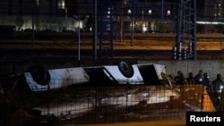 Olupina autobusa u Veneciji (Foto: REUTERS/Manuel Silvestri)