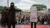 Petugas mencambuk satu dari dua pria yang dihukum di depan umum karena melakukan hubungan seks sesama jenis, di luar sebuah masjid di Banda Aceh, provinsi Aceh, Indonesia, 23 Mei 2017. (AP Photo/Heri Juanda)
