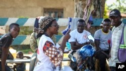 Katungo Methya, volontaire ya mibu 53, ya Croix Rouge ezali kopesa mateya mpo etali Ebola, na Beni, na Nord-Kivu, 7 avril 2020.