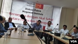 Dosen Filsafat Universitas Indonesia Donny Gahral Adian bersama Fadjroel saat berdiskusi di Megawati Institute. (VOA/Sasmito)