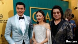 Penulis "Crazy Rich Asians" Kevin Kwan (kanan) berpose bersama artis Henry Golding dan Constance Wu saat pemutaran film perdana di Los Angeles, California, 7 Agustus 2018. (Foto: dok).