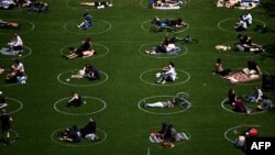 2020年5月17日纽约市布鲁克林区多米诺公园用白色圆圈保持社交距离。