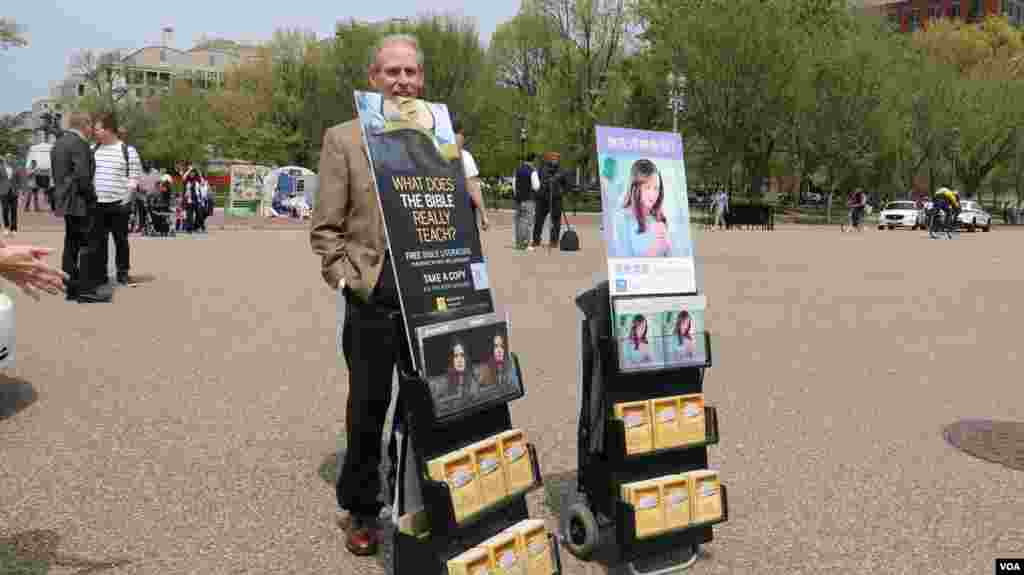 宗教人士在白宫前摆摊(美国之音 亚微拍摄)