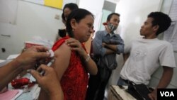 Seorang pasien TBC mendapatkan perawatan cuma-cuma pada sebuah klinik di Jakarta (Foto: Dok)