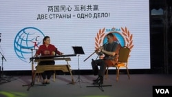 中俄关系在外表友好，但台面下仍然彼此猜疑。2015年莫斯科举行的一场两国商界友好互动活动。