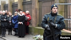 哀悼者在出事地点附近