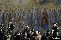 Predsednik SAD Dži Bajden i ukrajinski predsednik Volidimir Zelenski hodaju pored Katredrale arhanđela Mihajla, u Kijevu, tokom ruske invazije na Ukrajinu, 20. februara 2023.