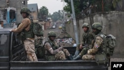 Des membres du groupe armé M23 montent dans un pick-up lors d'une patrouille à Goma, le 29 janvier 2025. 