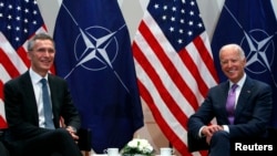 资料照：时任美国副总统的拜登在慕尼黑安全会议上与北约秘书长斯托尔滕贝格举行会晤（路透社2015年2月7日）