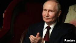 블라디미르 푸틴 러시아 대통령이 20일 베트남 하노이 오페라 하우스에서 열린 콘서트에 참석했다.