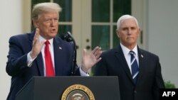 Predsednik Tramp i potpredsednik Pens na konferenciji za novinare 27. aprila 2020. (Foto: AFP/Mandel Ngan) 