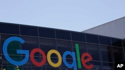 Logo Google di kantor pusat perusahaan di Mountain View, 19 Juli 2016. (Foto: AP)