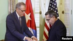 Duta Besar AS untuk Kuba Jeffrey DeLaurentis (kiri) memberikan surat dari Presiden AS Barack Obama kepada Presiden Kuba Raul Castro di Havana. (Foto: Dok)