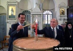 Presiden Vladimir Putin telah menjadi sekutu lama Presiden Suriah Bashar al-Assad, keduanya bertemu pada saat perayaan Natal Kristen Ortodoks di Damaskus, Suriah (foto: dok).