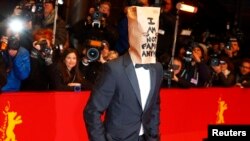 Shia LaBeouf di karpet merah mempromosikan film "Nymphomaniac" di Festival Film Berlin, 9 Februari 2014. (REUTERS/Tobias Schwarz)