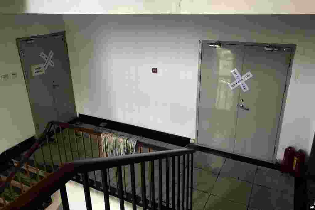 北京锡安教会被取缔后入口处被贴封条(2018年9月11日)。北京市政府9月9日取缔了北京最大的非官方基督教新教教会之一锡安教会,该教会有1500多名信徒,在“胡温时期”幸免于难,多年来基本在没有骚扰的情况下每星期举行礼拜会。 北京锡安家庭教会主任牧师金明日在美国之音《时事大家谈》节目中说, 执政群体基本上把宗教群体当作是意识形态方面的竞争对手,甚至敌对势力。