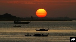 Cambodian fishermen in the middle of Mekong river near Phnom Penh, Cambodia, Jan. 23, 2017. 