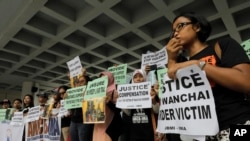 一个外来务工者的组织在香港高等法院外抗议两名印度尼西亚女性务工者被杀害。（2016年10月24日）