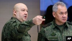 Komandan militer senior Rusia Jenderal Sergei Surovikin (kiri) dan Menteri Pertahanan Rusia Sergei Shoigu menghadiri pertemuan dengan Presiden Vladimir Putin di sebuah lokasi yang tidak disebutkan pada 17 Desember 2022. (Foto: Gavriil Grigorov, Sputnik, Kremlin Pool Photo via AP)