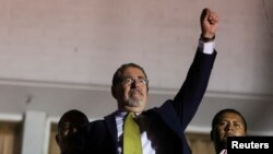 베르나르도 아레발로(가운데) 과테말라 대통령 당선인이 20일 대선 결선 승리 확정 직후 수도 과테말라시티에 모인 지지자들의 환호에 답하고 있다. 