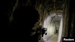 Seorang tentara Israel mengamankan terowongan di bawah Rumah Sakit Al Shifa di Kota Gaza di Jalur Gaza utara, 22 November 2023. (Foto: REUTERS/Ronen Zvulun)