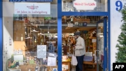 2020年4月20日戴口罩男子在德国南部路德维希堡酒店