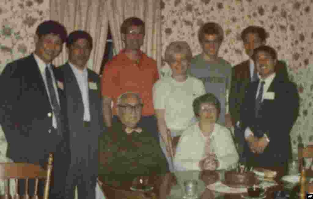 1985年春天,习近平在河北任职期间,曾带领石家庄地区饲料代表团到马斯卡廷考察,停留两天三夜,受到当地人热情接待。他们中的一部分人住在辛希娅•麦格琳家。